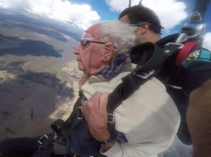 Foto: Terjun Bebas, Cara Kakek Ini Rayakan Ultah ke-100 Foto: Terjun Bebas, Cara Kakek Ini Rayakan Ultah ke-100