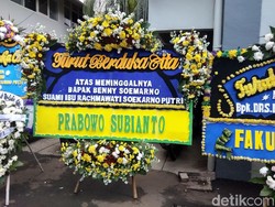 Karangan Bunga dari Artis hingga Prabowo untuk Suami Rachmawati