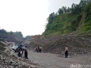 Warga Cibadak Sukabumi Setop Aktivitas Tambang Pasir Kuarsa
