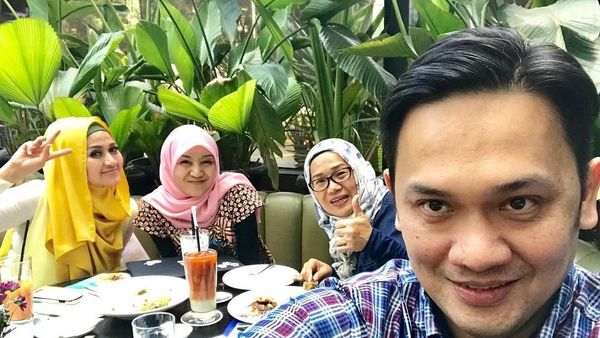Ini 10 Pose Keseruan Farhat Abbas  Makan Bareng Teman dan Keluarga