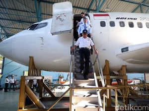 Usai Cek UN, Mendikbud Tinjau Bengkel Pesawat SMK 29 Usai Cek UN, Mendikbud Tinjau Bengkel Pesawat SMK 29