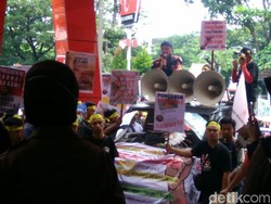 Pedagang Pulsa Makassar Geruduk Kantor Telkomsel