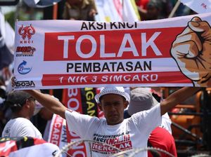 Tolak Sim Card Dibatasi, Ratusan Pemilik Konter Orasi di DPRD Jatim