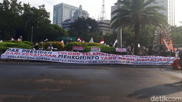 Tukang Pulsa Demo Pembatasan Registrasi Sim Card di Depan Istana