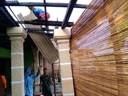 Hujan dan Puting Beliung, Atap Sejumlah Rumah di Kediri Beterbangan