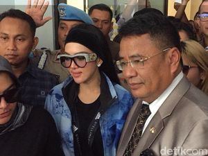 Foto: Berkacamata Hitam, Syahrini Siap Jadi Saksi Sidang First Travel