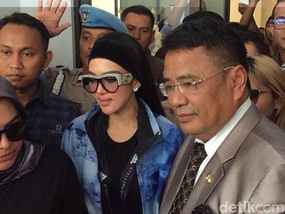 Foto: Berkacamata Hitam, Syahrini Siap Jadi Saksi Sidang First Travel