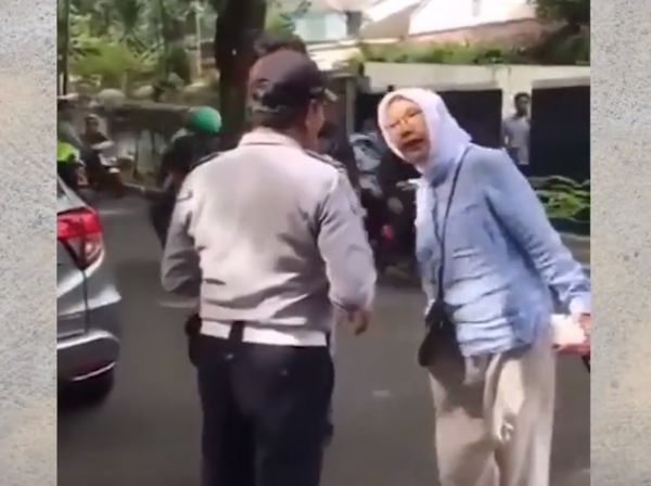 Aneka Meme Kena Derek Hubungi Anies