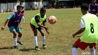 Selama dalam barisan antre, para calon siswa tidak lantas semuanya dimasukkan ke dalam lapangan. Mereka baru bisa masuk berdasarkan kebutuhan posisi pemain yang diminta panitia.