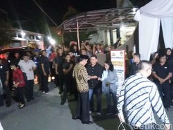 Jokowi Tiba di Rumah Duka Besannya di Solo