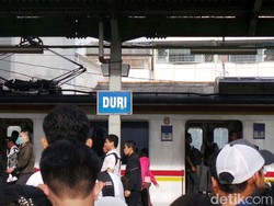 Penumpang Tunggu KRL Datang di Stasiun Duri dari 20 Jadi 30 Menit