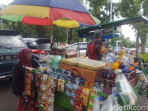 Videonya Viral, Ini Alasan Siah Salat di Pinggir Jalan