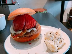 Terbaru! Burger dengan Berisi Irisan Tipis Apel Utuh