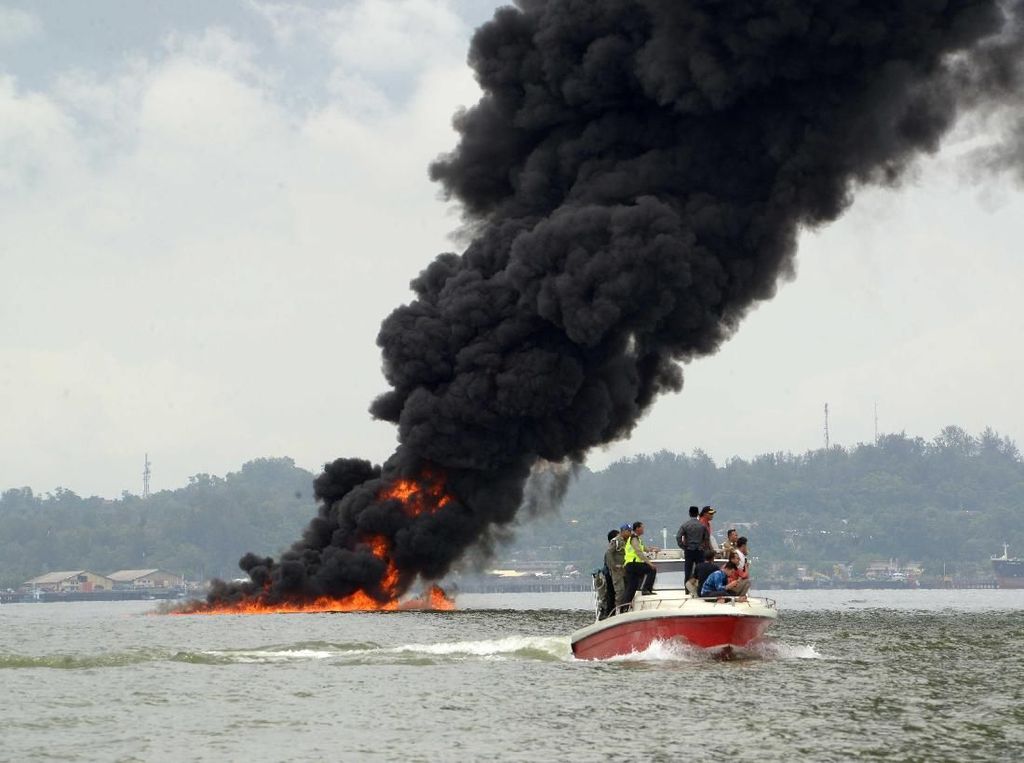 Kebakaran di Teluk Balikpapan, Polisi Cari Sebab Pipa Minyak Patah