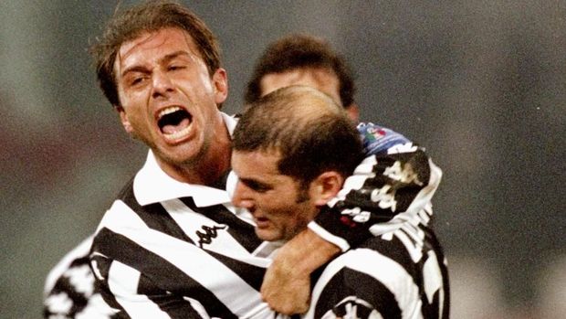 21 Nov 1999:  Antonio Conte and Zinedine Zidane of Juventus celebrate against AC Milan during the Italian Serie match at the Stadio Delle Alpi in Turin, Italy.  Mandatory Credit: Claudio Villa /Allsport