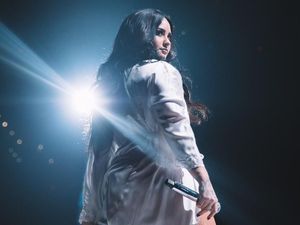 Celine Evangelista, Billa Barbie hingga Demi Lovato Bawa Kasur saat Manggung Celine Evangelista, Billa Barbie hingga Demi Lovato Bawa Kasur saat Manggung