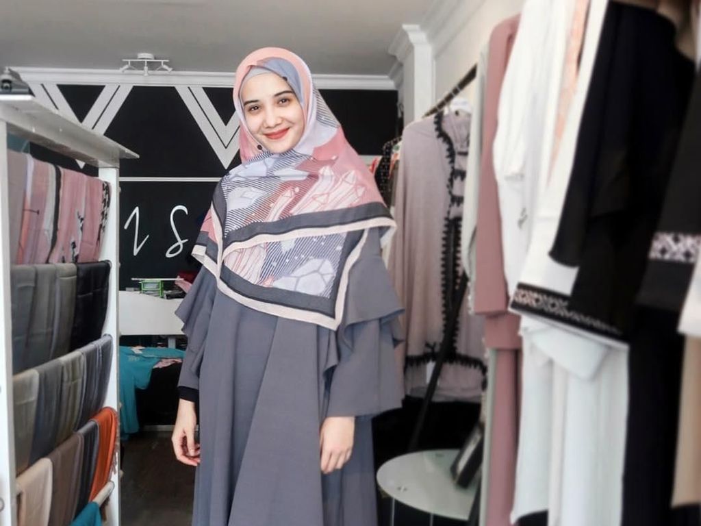 Zaskia Sungkar Ungkap Alasan Tampil Syari dengan Hijab Menutup Dada Zaskia Sungkar Ungkap Alasan Tampil Syari dengan Hijab Menutup Dada