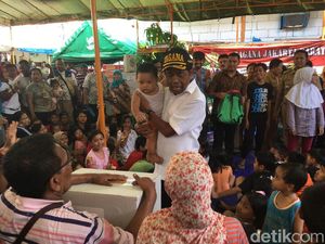 Mensos Dicurhati Korban Kebakaran Taman Kota Mensos Dicurhati Korban Kebakaran Taman Kota