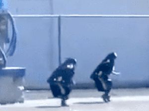 Begini Jadinya Kalau Anak-anak Berlarian dengan Memakai Carseat