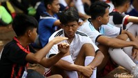 Ratusan calon siswa/atlet sudah mengantre untuk mendapat giliran menjalani tes keterampilan dan fisik di lapangan sepakbola yang ada di area belakang SKO Ragunan sejak pukul 07.00 WIB.