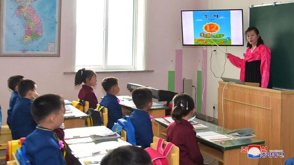 Penasaran Seperti Apa Anak-anak di Korut Sekolah? Lihat Fotonya