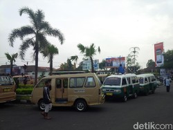 Sopir Angkot di Garut Mengeluh Premium Langka