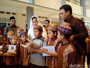 Menteri Puan Bagi-bagi Alquran di Ponpes di Sleman