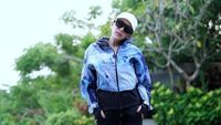 8 Gaya Syahrini Pakai Jaket Harga Jutaan Seperti di Sidang First Travel