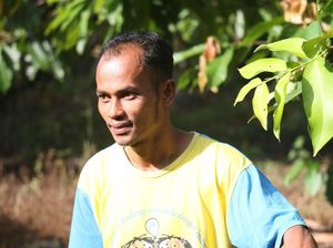 Kisah Mantri Sahidin Jual Mahar untuk Beli Obat Selamatkan Pasien Kisah Mantri Sahidin Jual Mahar untuk Beli Obat Selamatkan Pasien