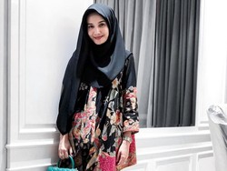 Hobi Masak, Zaskia Sungkar Bikin Lontong Sayur Medan Buat Buka Puasa