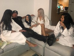 Pria Tajir Ini Terang-terangan Selingkuh di Depan Istri