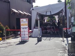 Pelayat dan Karangan Bunga Mulai Tiba di Rumah Duka Besan Jokowi