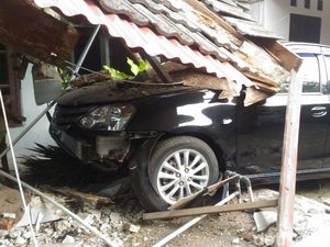 Salah Injak Pedal Mobil, Mungkin Ini Penyebabnya Salah Injak Pedal Mobil, Mungkin Ini Penyebabnya