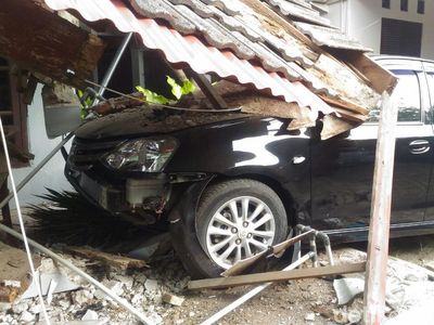 Akibat Salah Injak Pedal, Rumah Ini Hancur