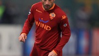 Kemudian pada 2007, Giuly pindah ke AS Roma. Ia juga sempat meraih trofi bersama Roma dengan menjuarai Coppa Italia dan Piala Super Italia. (Foto: Jamie McDonald/Getty Images)