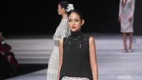 Inilah Jadinya Saat Ivan Gunawan Buat Ulos Jadi Baju Modern