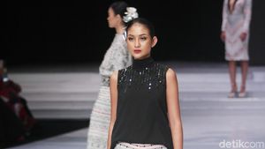 Inilah Jadinya Saat Ivan Gunawan Buat Ulos Jadi Baju Modern