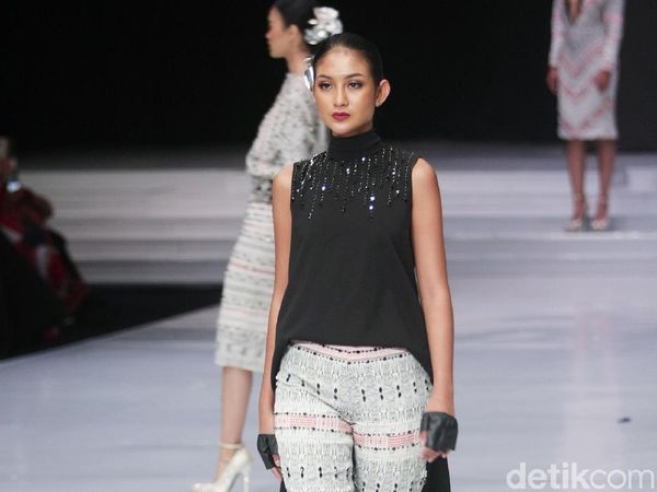 Inilah Jadinya Saat Ivan Gunawan Buat Ulos Jadi Baju Modern