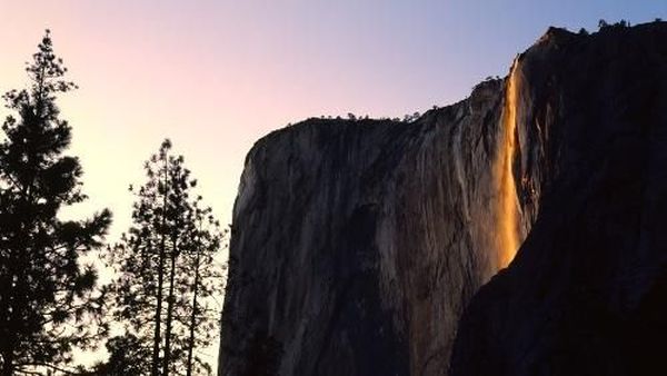 Foto: Air Terjun Api yang Hanya Ada di Februari