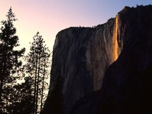 Foto: Air Terjun Api yang Hanya Ada di Februari