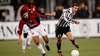 Zidane mengantar Juventus tampil dominan di Serie A, mengalahkan pesaing-pesaing utama seperti AC Milan. Dua Scudetto diberikan Zidane untuk Juventus, yakni di 1996/1997 dan 1997/1998. (Claudio Villa /Allsport)