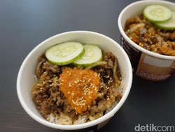 Gurih Renyah Daging Sapi Dibakar Pakai Semburan Api