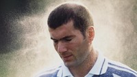 Total ada enam trofi didapat Zidane selama berseragam Putih-Hitam. (AllsportUK /Allsport)
