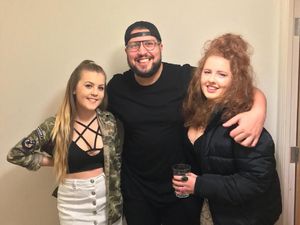 Pria Ini Tinggal Bareng Pacar dan Sahabatnya, Curhatnya Mengejutkan Netizen