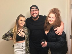 Pria Ini Tinggal Bareng Pacar dan Sahabatnya, Curhatnya Mengejutkan Netizen