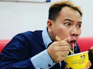 Intip 10 Gaya Makan Vicky Prasetyo yang Nyentrik Menggelitik