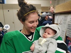 Kisah Pemain Hoki yang Menyusui Bayi di Sela-sela Pertandingan