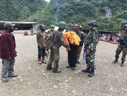 Baku Tembak di Papua, TNI Selamatkan Bayi yang Ditinggal KKSB