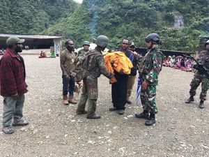 Baku Tembak di Papua, TNI Selamatkan Bayi yang Ditinggal KKSB Baku Tembak di Papua, TNI Selamatkan Bayi yang Ditinggal KKSB