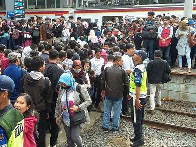 Padatnya Stasiun Duri Pagi Ini yang Bikin Merinding